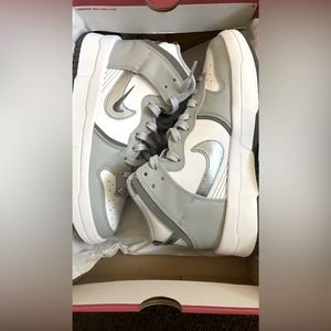 Original Nike Dunk High Up they have only been worn once. Semi new shoes women.